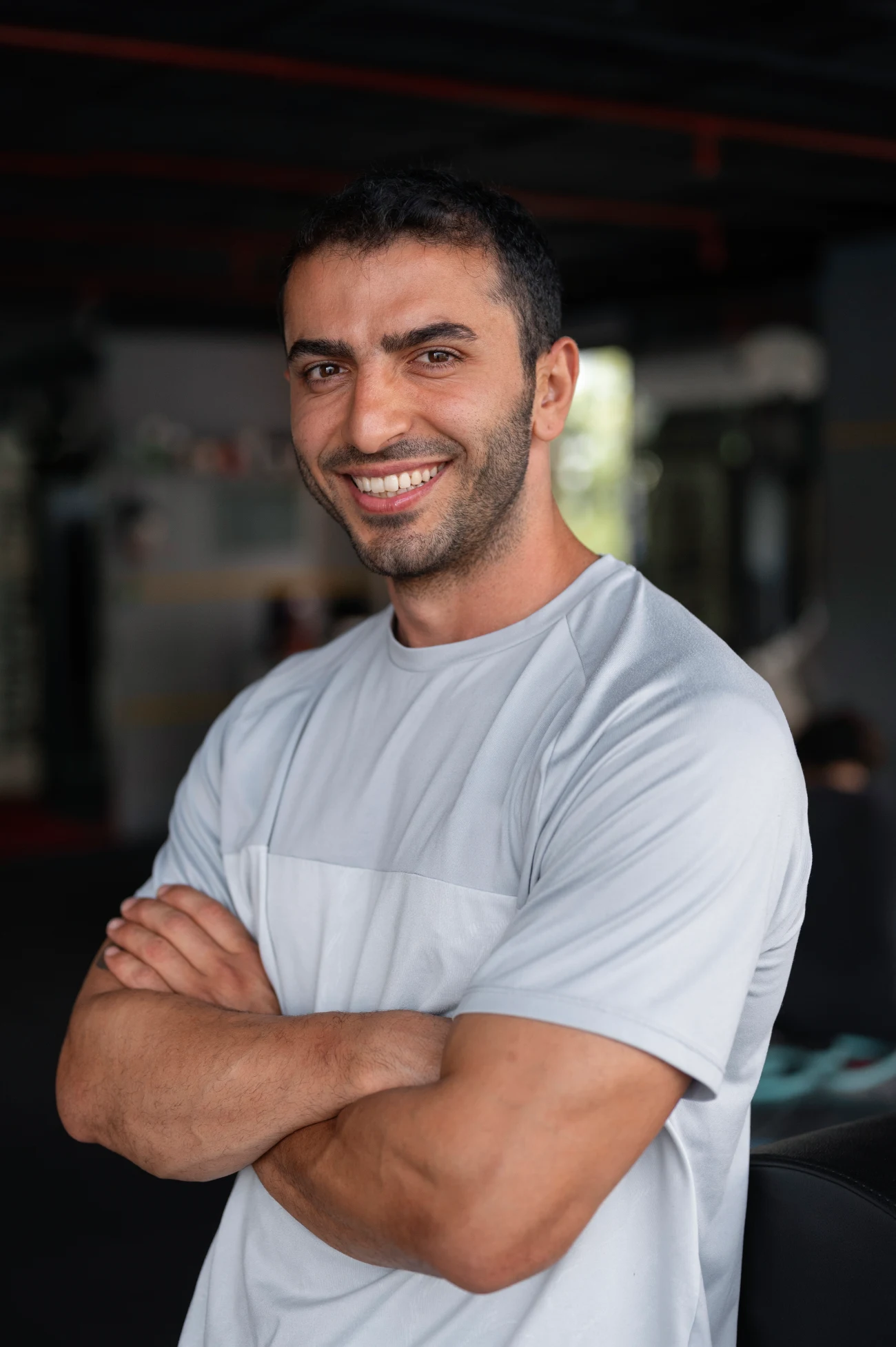 side-view-smiley-man-gym